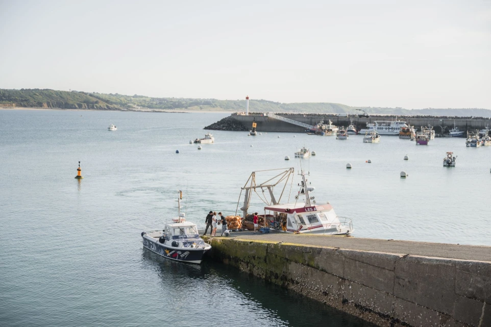 Bateau de pêche sur le port d'Erquy