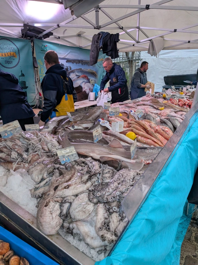 Poissons sur le marché artisanal de Montmartre